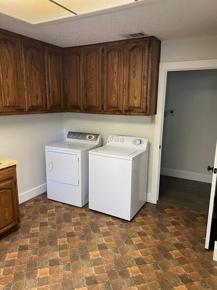 Building Photo - 2304 Belfry Ct