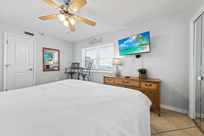 Building Photo - 833 Santa Rosa Blvd