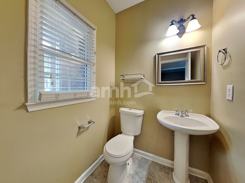 Building Photo - 1701 Hillside Bend Xing