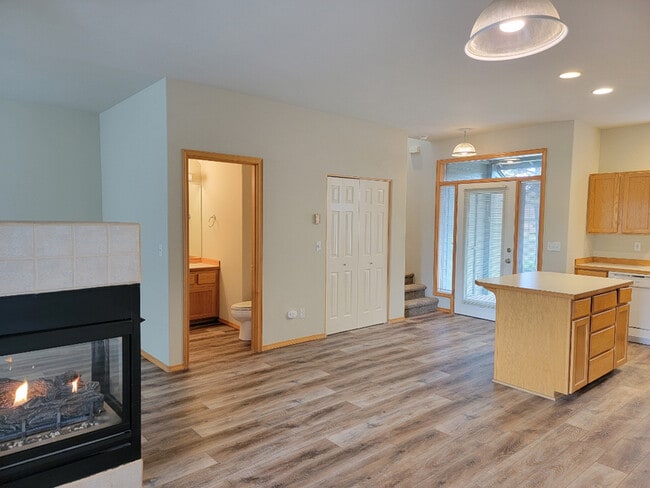 Building Photo - 1085 Golden Pheasant Dr