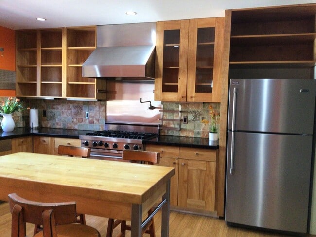 Building Photo - Perfect Entertaining Home!