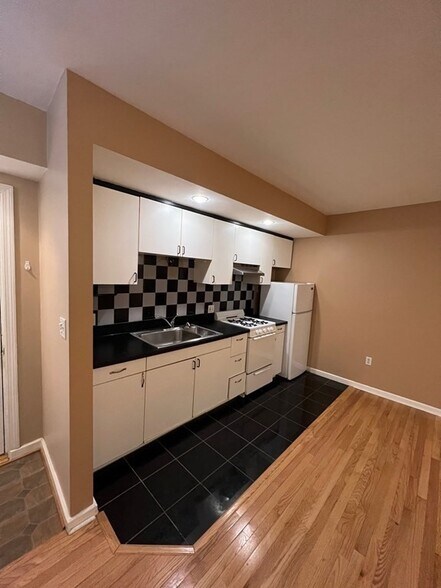 Building Photo - 373 Dorchester St