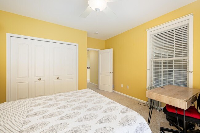 Building Photo - 2906 N Knightsbridge Cir