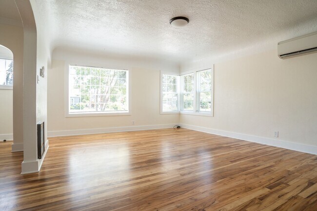 Building Photo - 3-Bedroom 2 Bath Classic Cape Cod House  (...