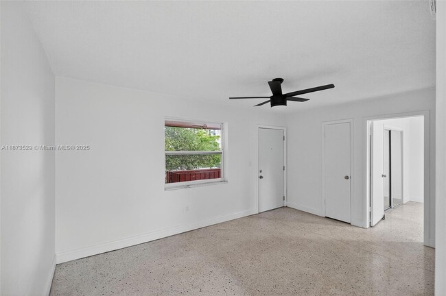 Building Photo - 458 SW 9th St