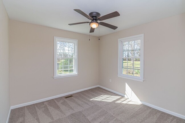 Building Photo - Cute 3 Bed/2 Bath Farmhouse!