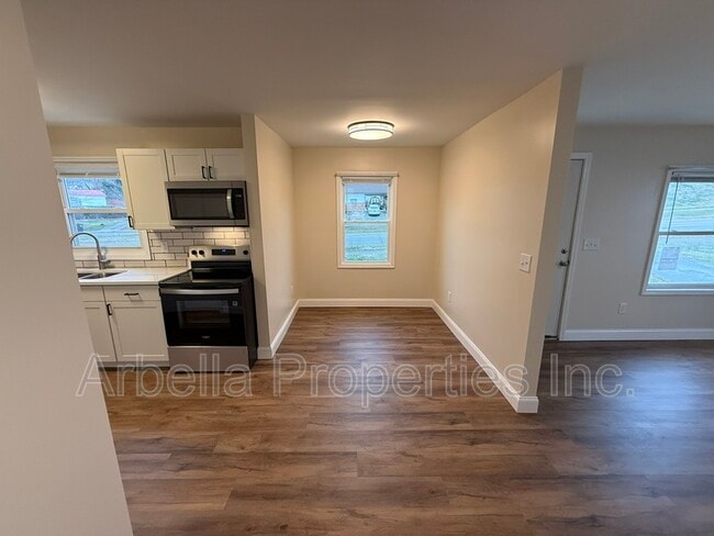 Building Photo - 1101 N Wilcox Dr