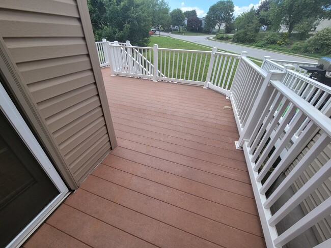 Building Photo - Large Townhouse in Hanover with Great Loca...