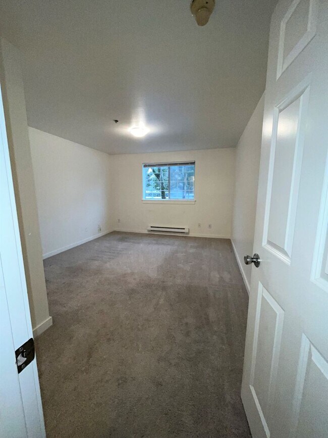 Building Photo - 039 - 2 bed, 2 bath condo minutes from Red...