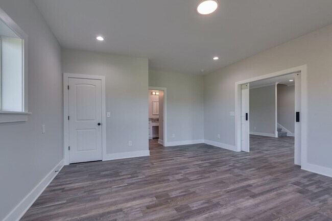 Building Photo - 37 Lakeview Dr