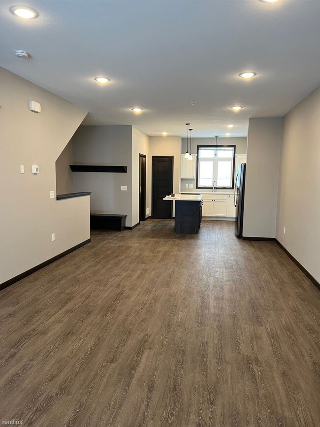 Building Photo - 3 br, 2.5 bath Townhome - Benson Courtyard...