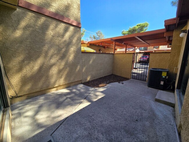 Building Photo - An Amazing Henderson 3 Bedroom Townhome!!