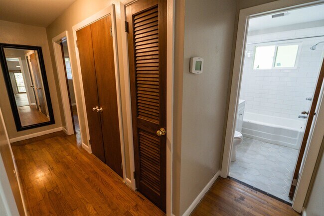 Building Photo - 2103 Evergreen Dr