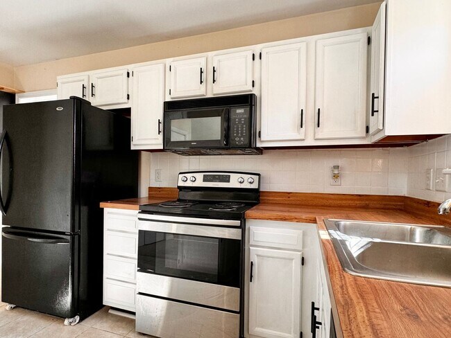 Building Photo - Close to UVA & Downtown-Don't miss this Mi...