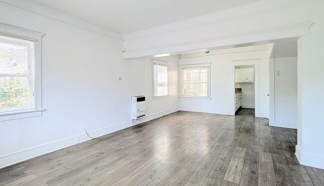 Building Photo - 435 W 4th St