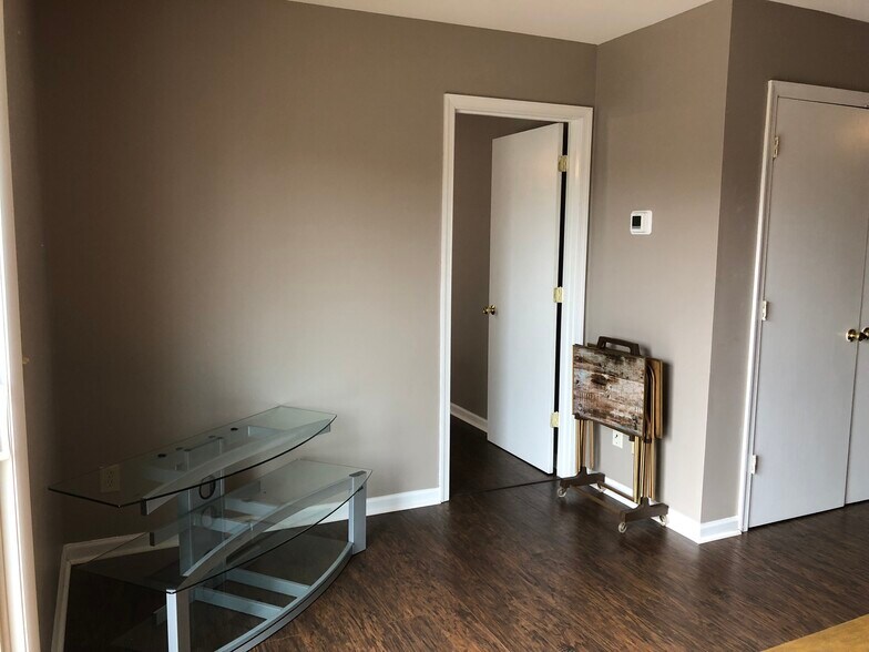 Bedroom 1 entry - 1366 Hunters Rd