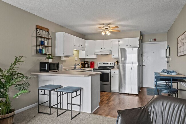 Building Photo - Close to the beach