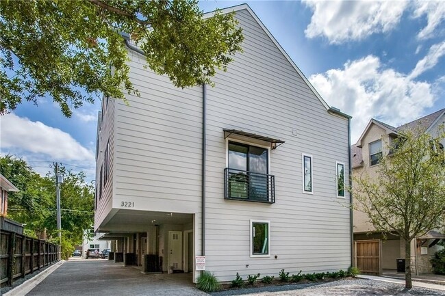 Building Photo - Newer Construction Walk to SMU