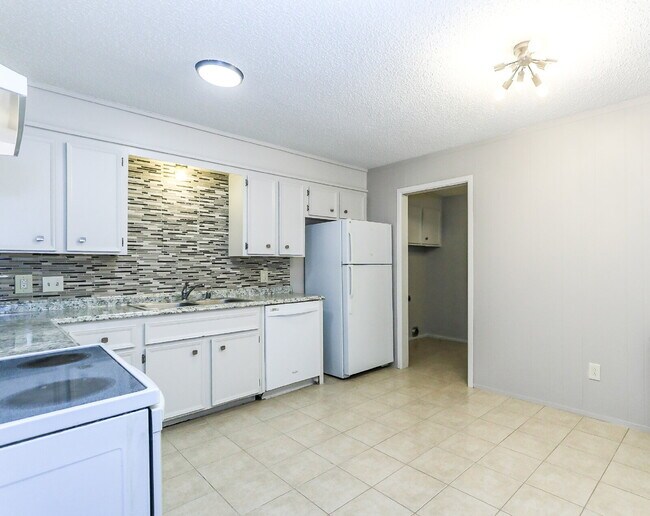 Building Photo - 2 Bedroom Duplex!