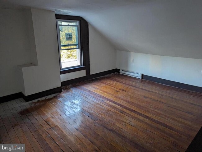 Building Photo - 327 W Race St