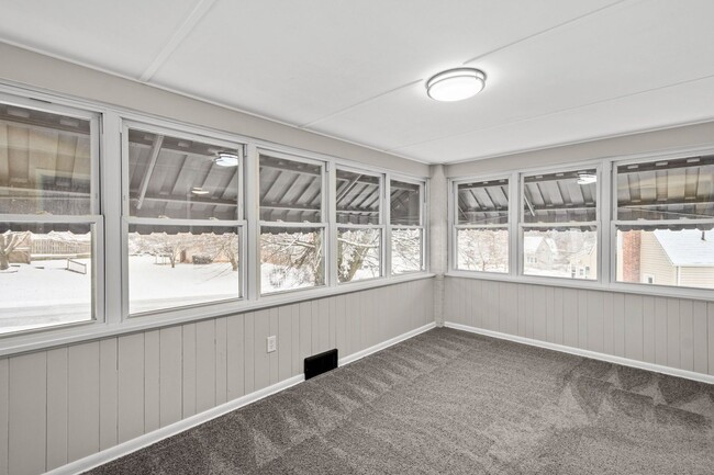 Building Photo - GORGEOUS 3 BEDROOM HOME IN DRAVOSBURG WITH...
