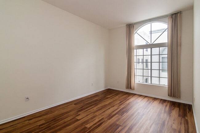 Building Photo - PRIME LOCATION FOR 2 BEDROOM/2.5 BATHROOM ...