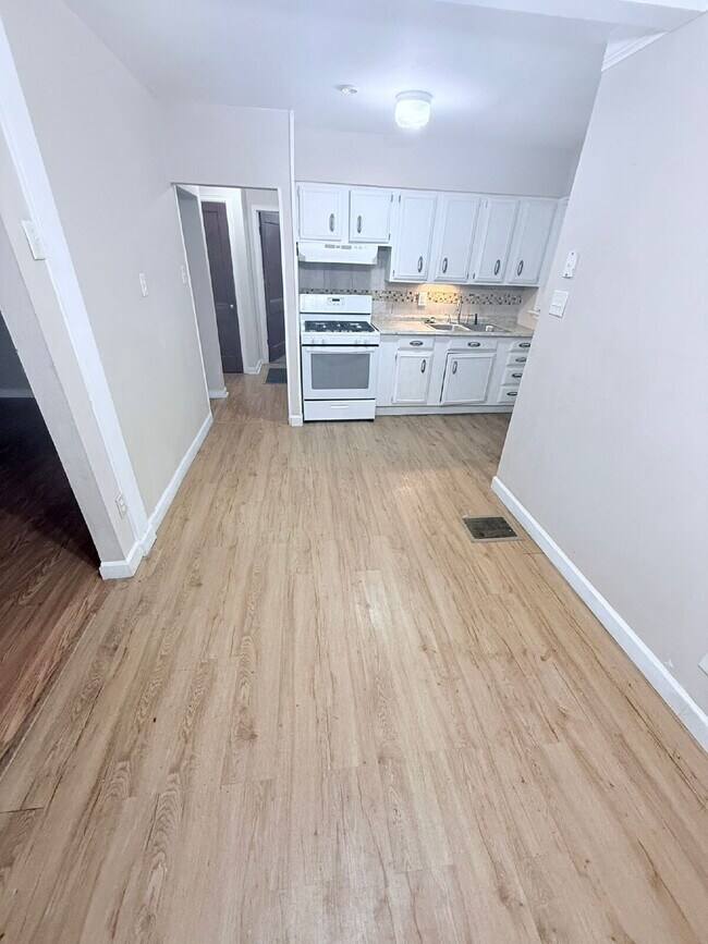 Building Photo - SECTION 8 SPECIAL! Spacious 2-Bed, 1-Bath ...