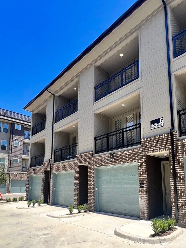 Building Photo - 4020 McEwen Rd