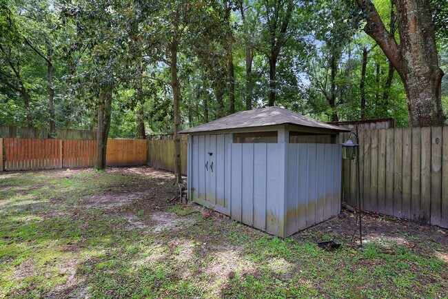 Building Photo - Adorable 3/2 on large corner lot