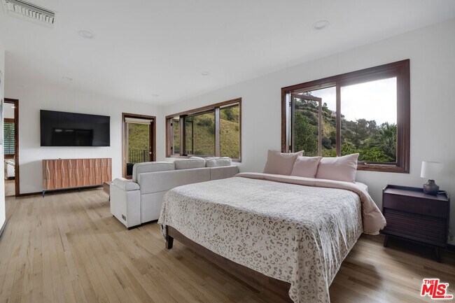 Building Photo - 10160 Cielo Dr