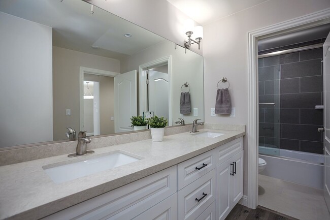 Building Photo - Newly Renovated 2 Bed + 2 Bath Condo in Pr...