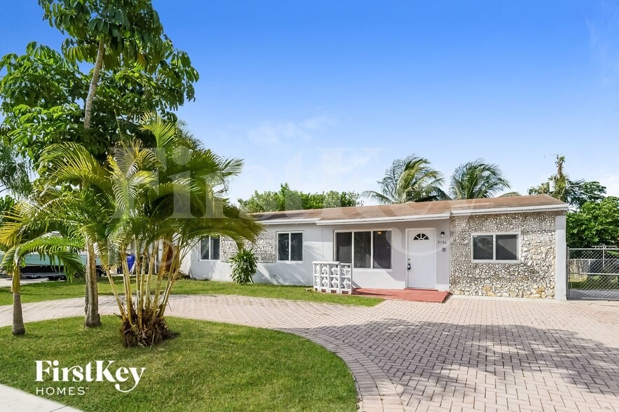 Building Photo - 6820 SW 16th Ct