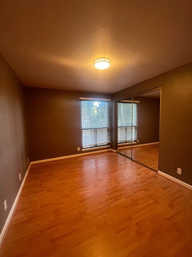 Building Photo - 2-Bedroom 2-Bathroom Condo POOL, HOT TUB and GYM included