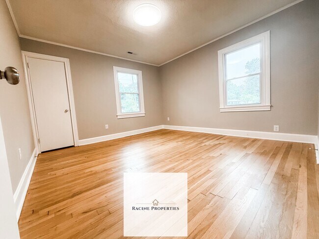 Building Photo - Your Dream Home Awaits! Fully Updated 3 Be...