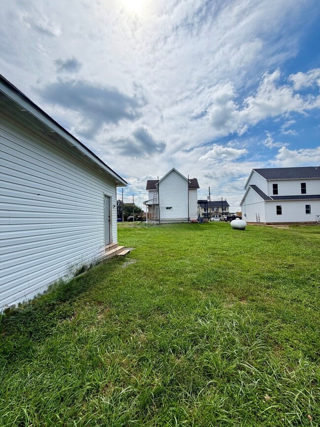 Building Photo - 37 N Kinzer Rd