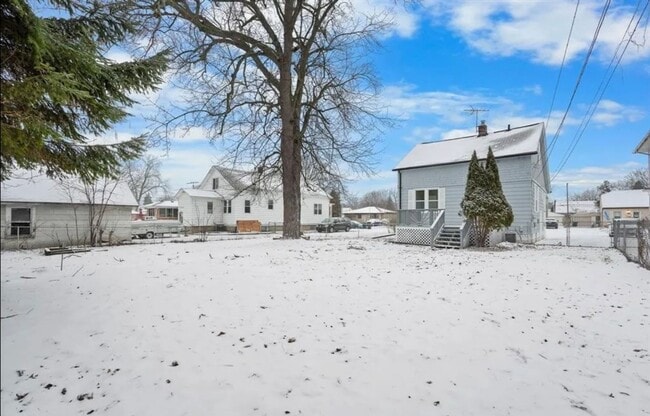 Building Photo - Come see your new home!