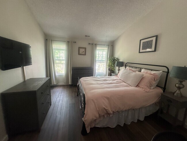 Building Photo - 2 bedroom Condo close to UCCS