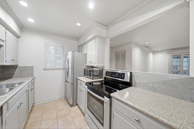 Building Photo - 2744 Briarhurst Dr