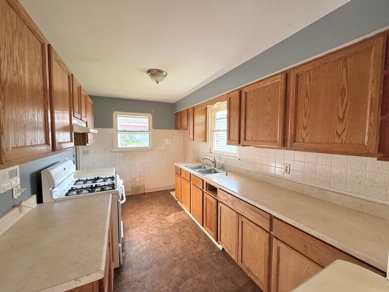 Kitchen - 532 N Dunlap Ave