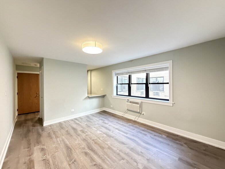 Building Photo - 448 W Barry Ave