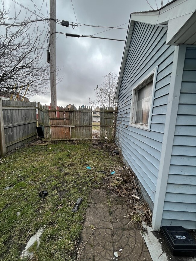 Building Photo - 405 Bristol St