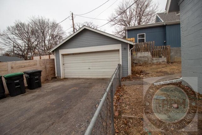 Building Photo - Cute 2 Bedroom House In South Omaha