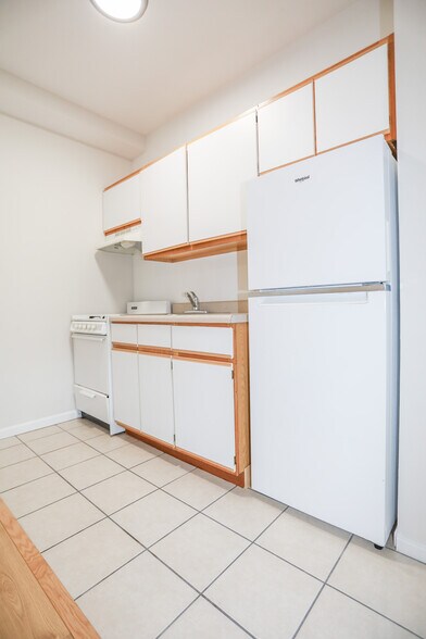 Primary Photo - 6106 N Kenmore Ave