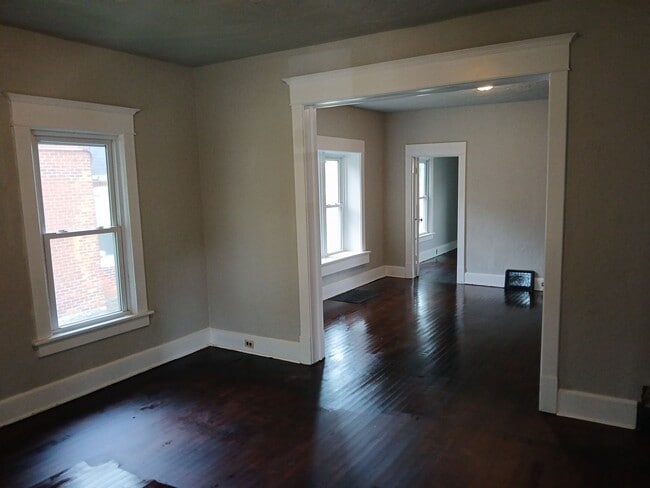 Building Photo - Beautiful Hardwood Floors