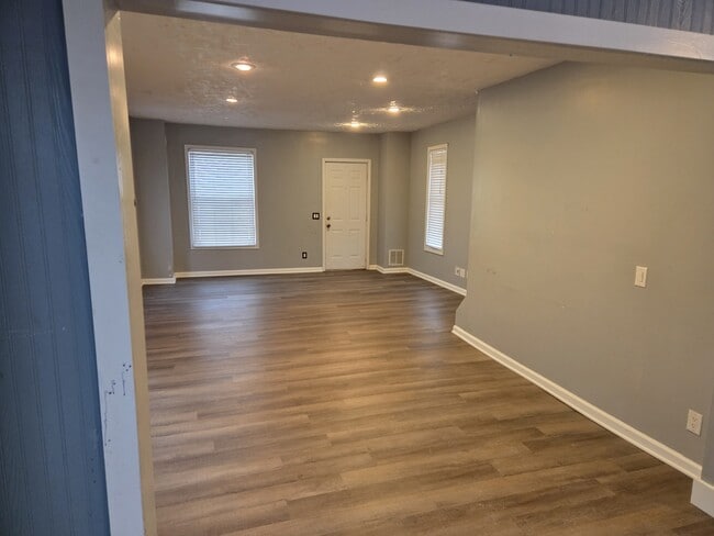 Building Photo - 815 Oakland Dr