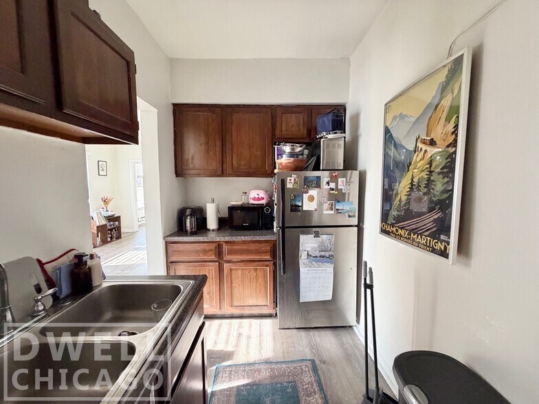 Building Photo - 730 W Roscoe St