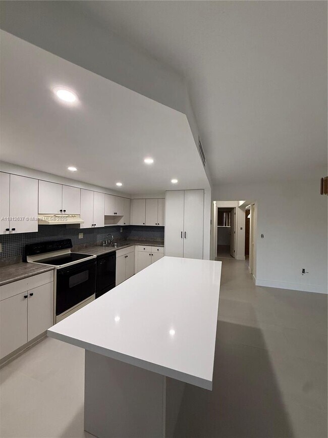 Building Photo - 14293 Kendale Lakes Cir