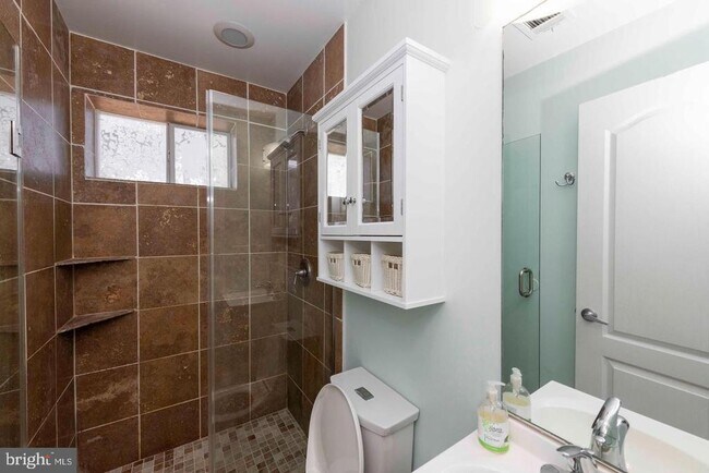 Building Photo - 514 Hobart Pl NW