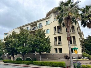Building Photo - Beautiful 1 bedroom, 1 bath condo downtown Walnut Creek.  In-unit washer & dryer!