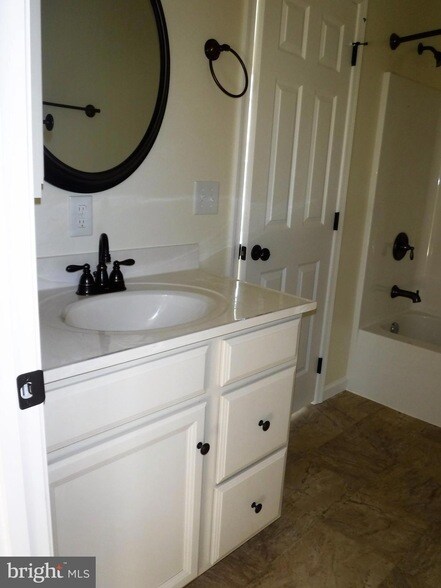 Building Photo - 756 Wiltshire Rd